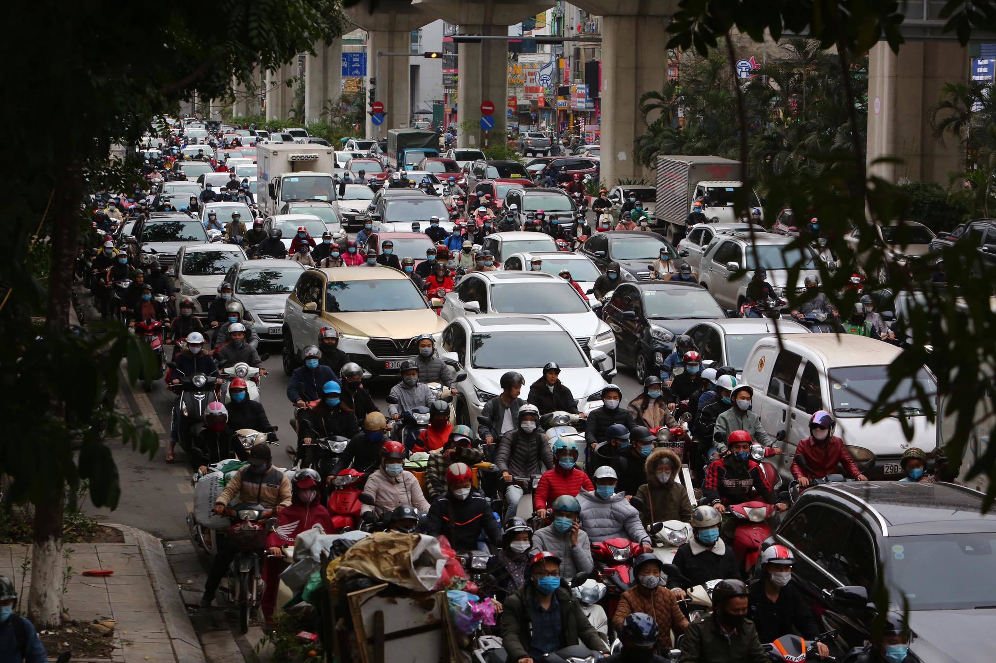 Học sinh trở lại trường, đường Hà Nội ùn tắc kéo dài