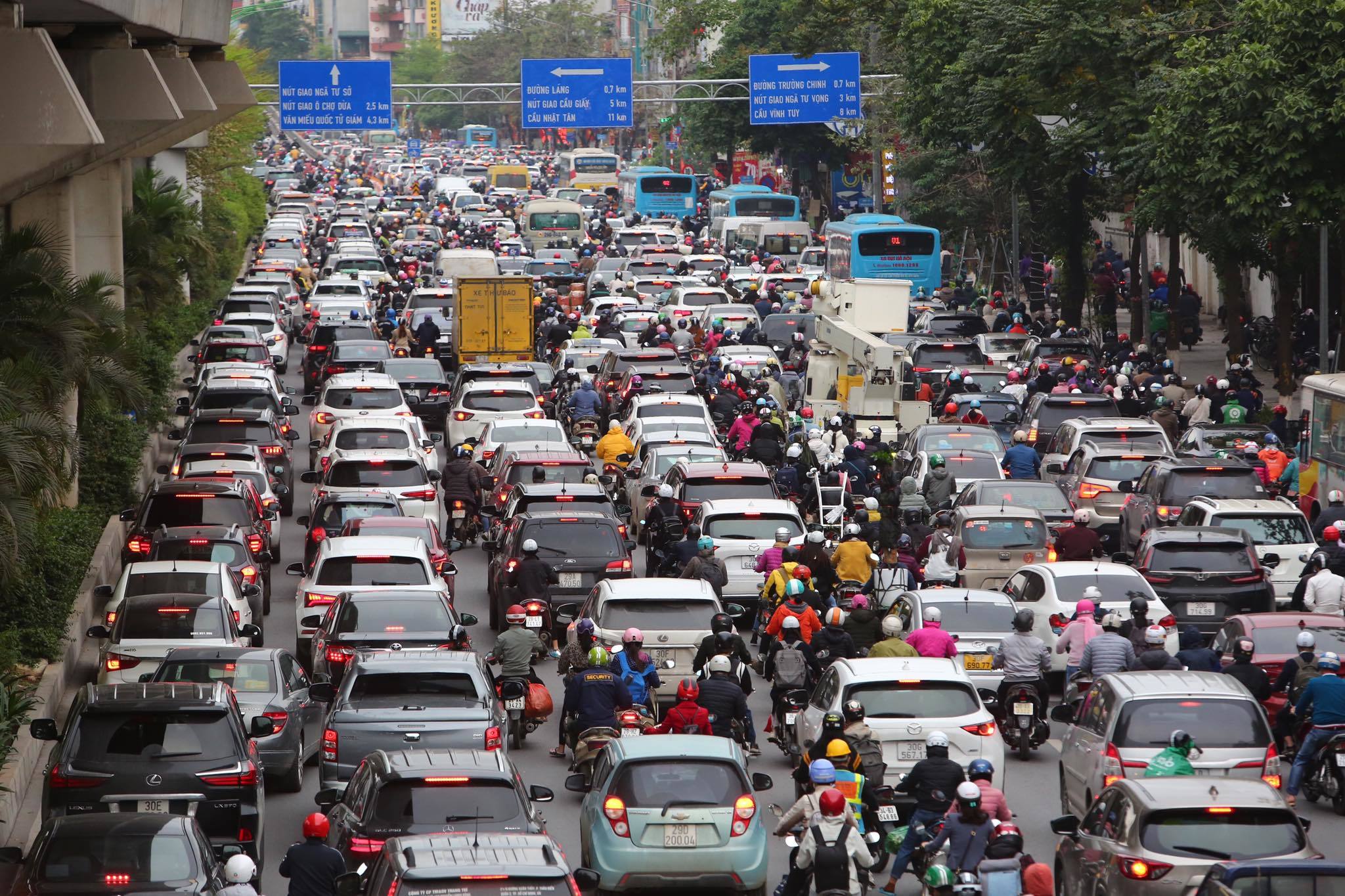 Học sinh trở lại trường, đường Hà Nội ùn tắc kéo dài