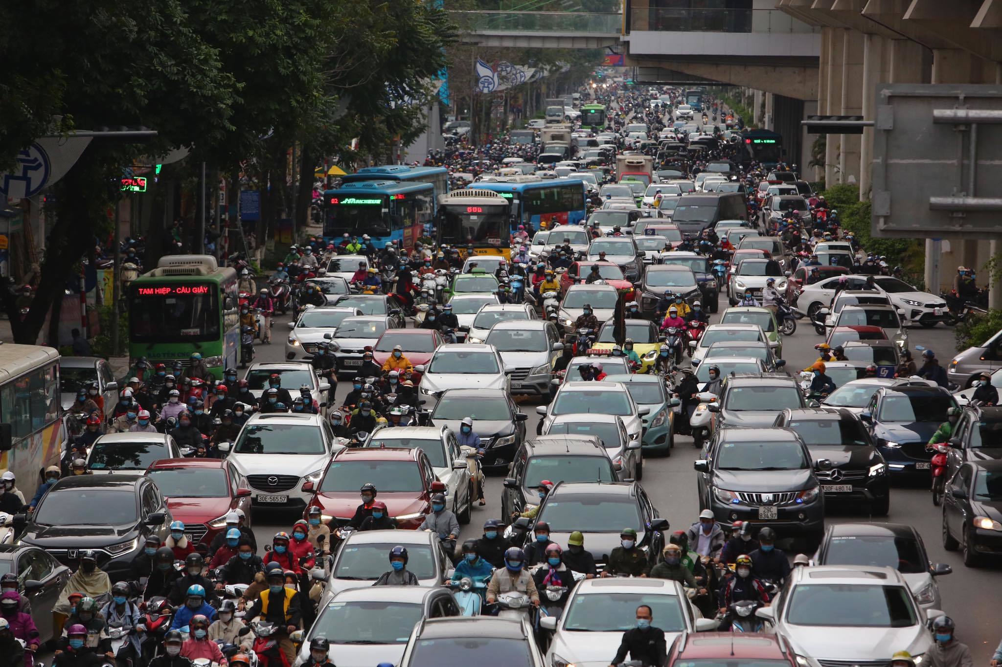 Học sinh trở lại trường, đường Hà Nội ùn tắc kéo dài