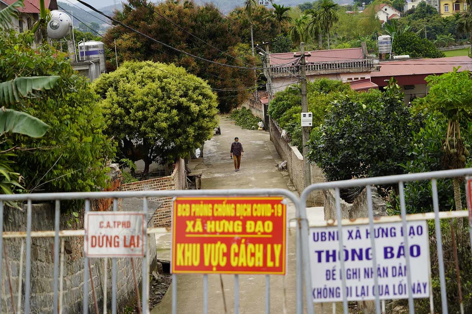 Trong lúc phong toả toàn thôn từ trước Tết Nguyên đán, mọi người sinh hoạt, sản xuất kinh tế sau chốt kiểm soát.