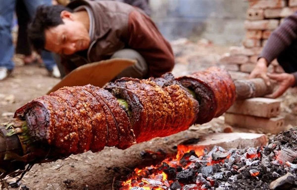 Roast pork belly, a must-try dish from Duong Lam ancient village