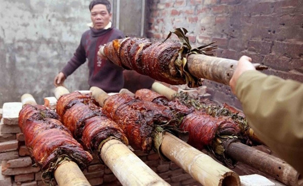 Roast pork belly, a must-try dish from Duong Lam ancient village