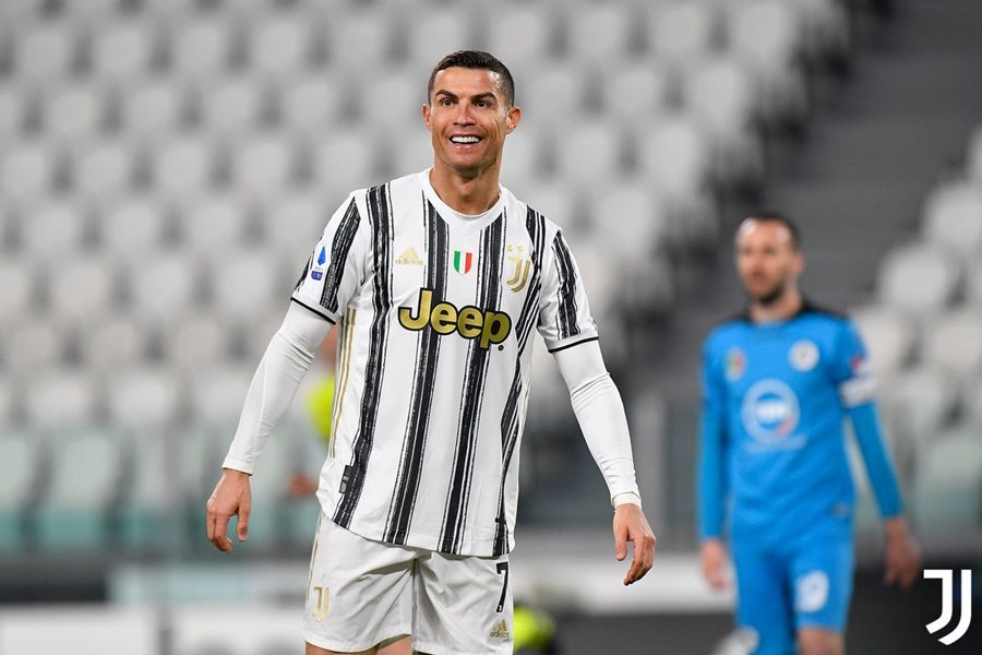 Ronaldo lập công ở trận đặc biệt, Juventus bám đuổi thành Milan