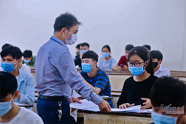 Giáo viên ồ ạt đi học chứng chỉ, lo 'giữ hạng, giữ lương'