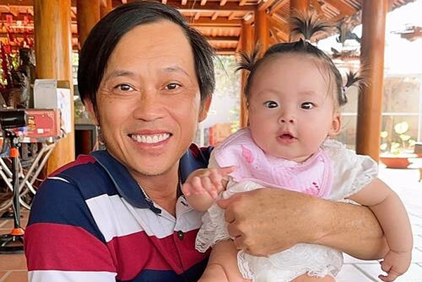 Hoài Linh tươi cười bên con gái của ca sĩ Pha Lê