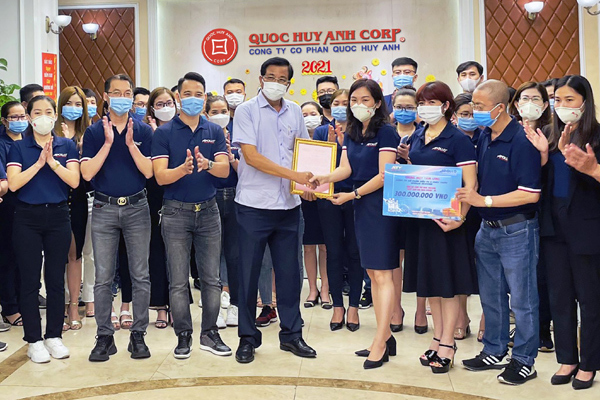 Apollo Silicone trao 300 triệu ủng hộ quỹ Chung một tấm lòng