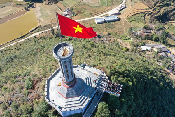 Seven flag towers popular with visitors in Vietnam