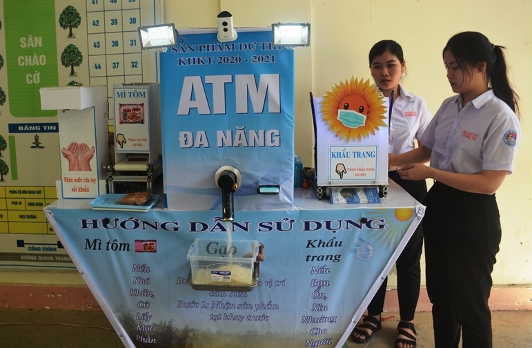 High school students invent 4-in-1 ATM run with solar power