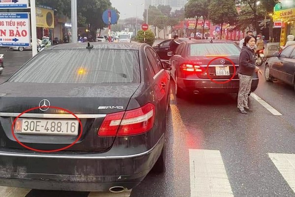 Hai xe Mercedes cùng biển số: Một chủ xe chưa xuất trình được giấy tờ
