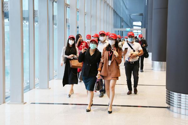 Hành khách tấp nập ‘đổ bộ’ sân bay Vân Đồn ngày đầu mở cửa trở lại