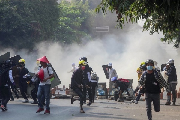 Myanmar dùng súng, hơi cay giải tán người biểu tình