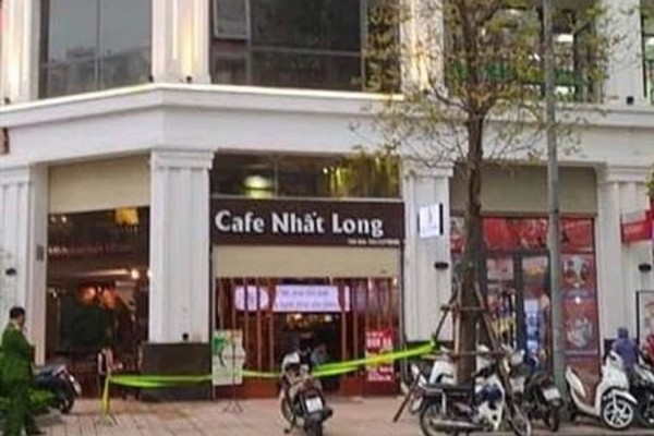 Đang uống cà phê, người đàn ông lên tầng 5 nhảy xuống đất