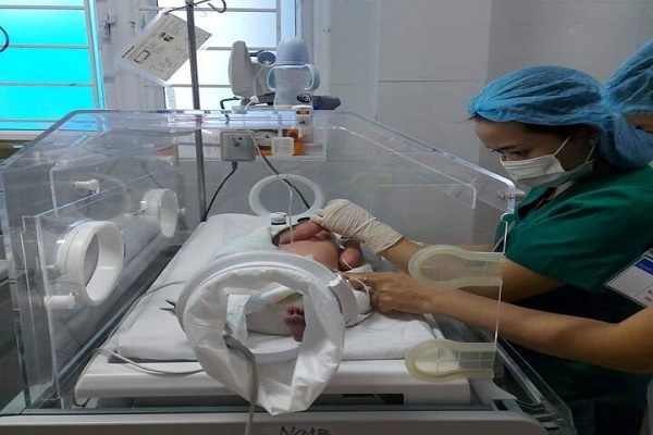 Bé gái sơ sinh bị bỏ rơi trên bãi biển, người đầy vết côn trùng cắn