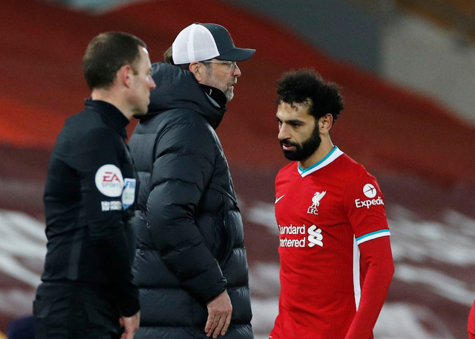 Liverpool thua mất mặt, Klopp bực bội Salah vì điều này