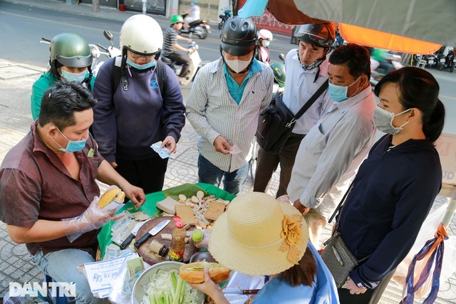 Chuyện về quầy bánh mì 80 tuổi tại Sài Gòn