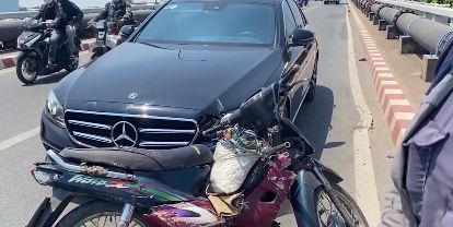 Hành động bất ngờ của chủ xe Mercedes khi tông trúng xe máy chuyển làn ẩu