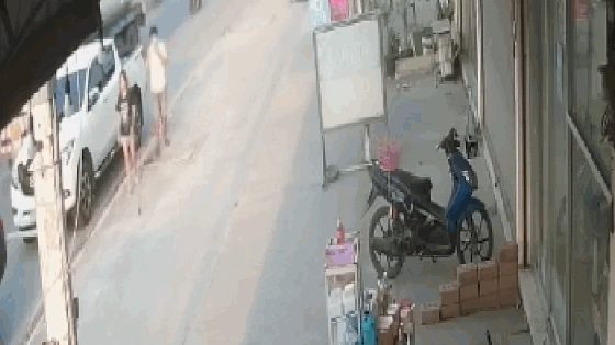 Người đàn ông bất ngờ 'biến mất' trên vỉa hè khi vừa xuống xe