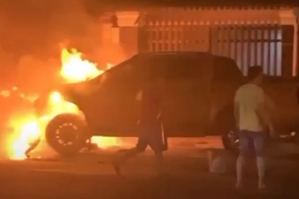Ô tô bán tải bốc cháy sau va chạm với xe máy, một người tử vong