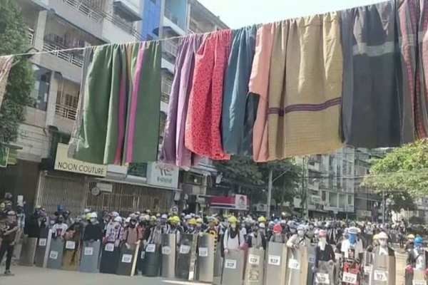 Người biểu tình Myanmar dùng cách 'độc lạ' ngăn quân đội và cảnh sát
