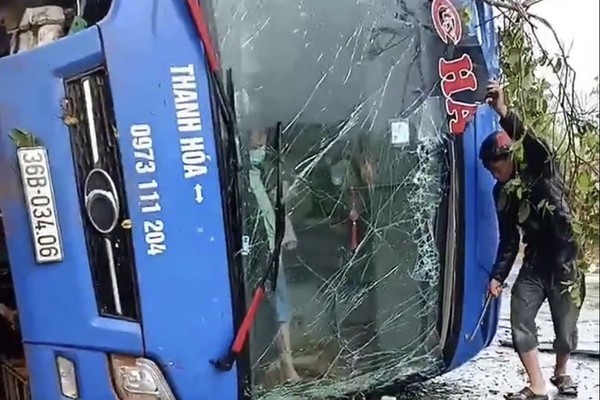 Lật xe giường nằm, 19 người bị thương