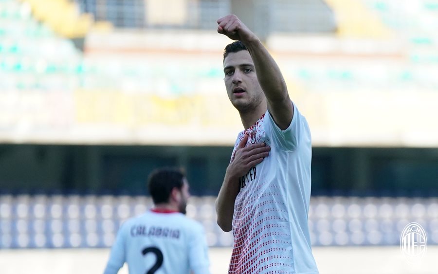 Hậu vệ MU ghi bàn đẹp mắt giúp AC Milan thắng trận