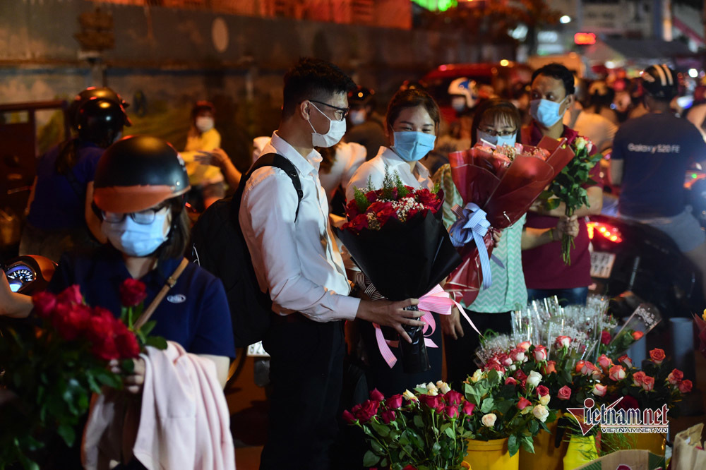 Trai xinh gái đẹp đổ về chợ hoa lớn nhất TP.HCM dịp lễ 8/3