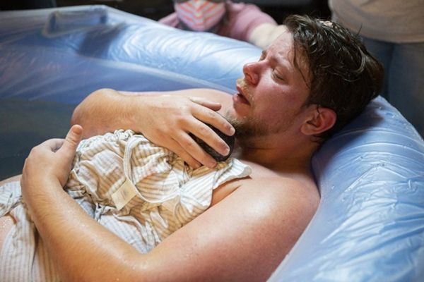 Hành trình sinh con của ông bố chuyển giới Mỹ