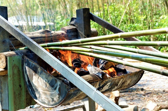 Nhọc nhằn nghề 'thổi lửa nướng tầm vông' vùng quê An Giang