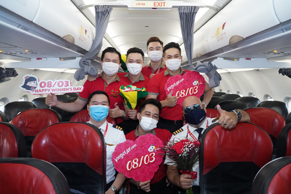 Món quà đặc biệt trên tàu bay Vietjet ngày 8/3