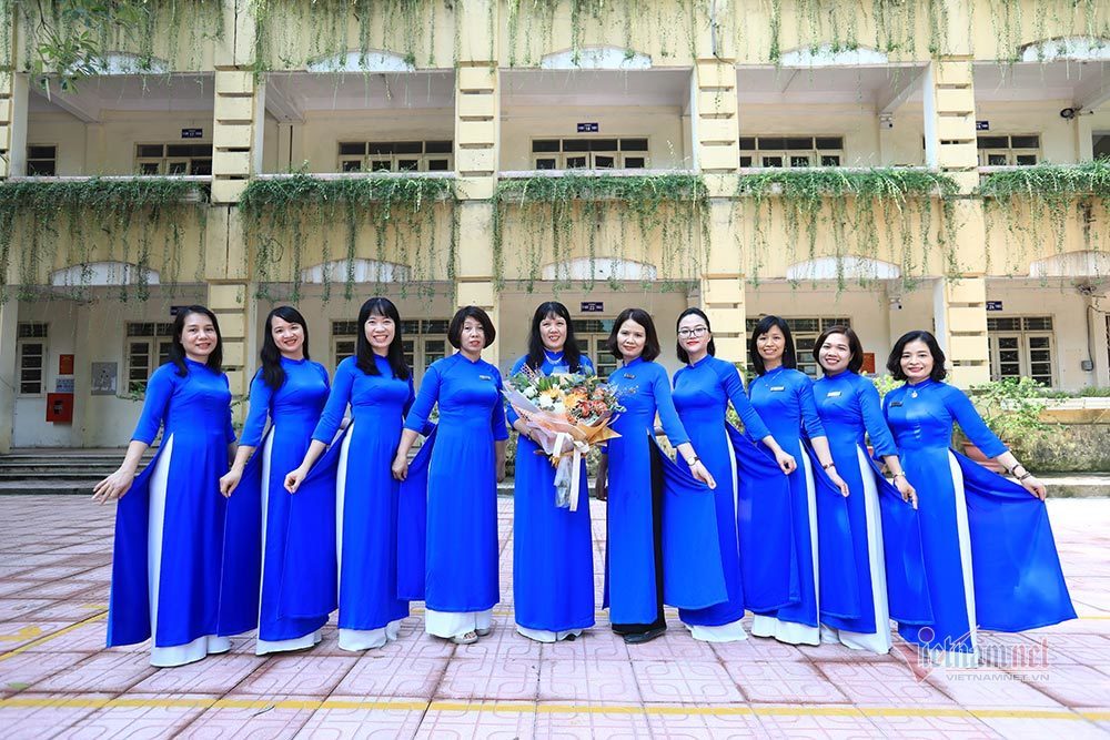 Phụ nữ Thủ đô mua hoa sớm, diện áo dài đẹp đến công sở ngày 8/3