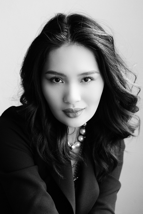 Hoa hậu Hương Giang kiêu kỳ với gam đen quyền lực