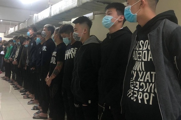 Bắt 17 thanh niên chém nhầm người đi đường ở Hà Nội