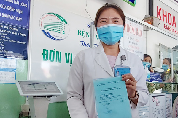 Nữ bác sĩ 2 lần hoãn cưới được chọn tiêm đầu tiên