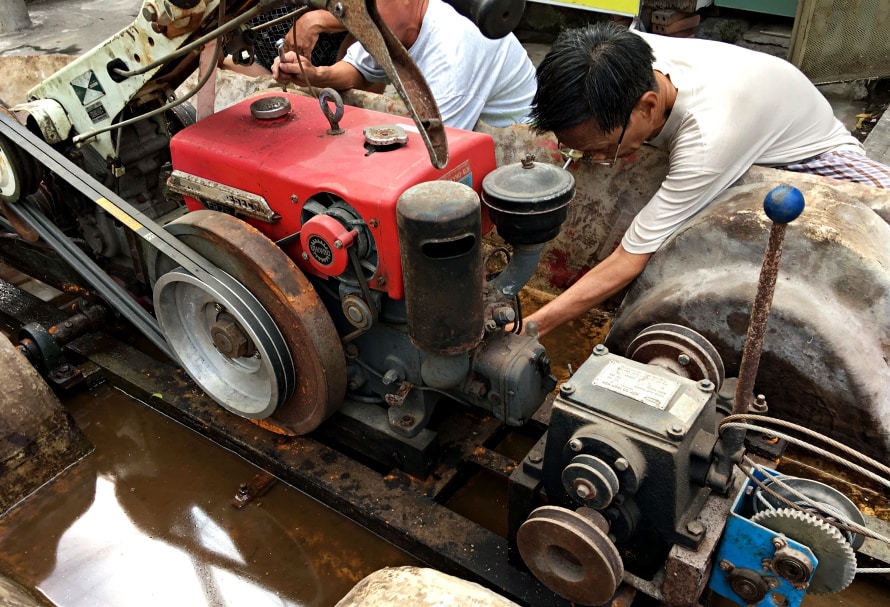 Người đàn ông Sài Gòn chế tạo xe cứu hỏa trong hẻm nhỏ