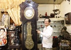 Người đàn ông sưu tập đồng hồ cổ điển từ xa