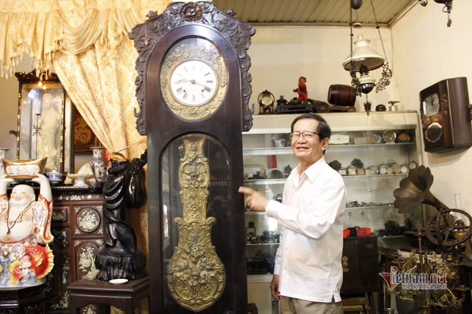 Man collects vintage timepieces from far and wide