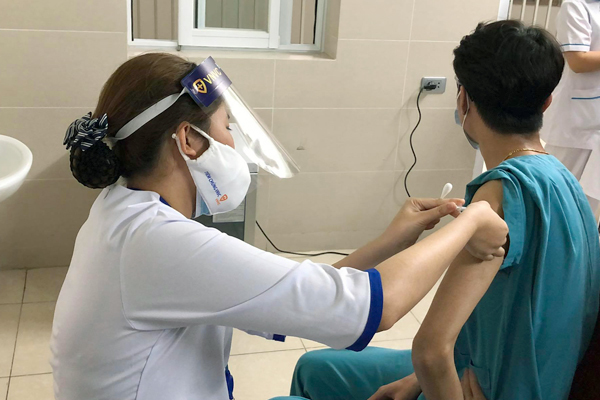 30 y bác sĩ đầu tiên của Hà Nội tiêm vắc xin Covid-19
