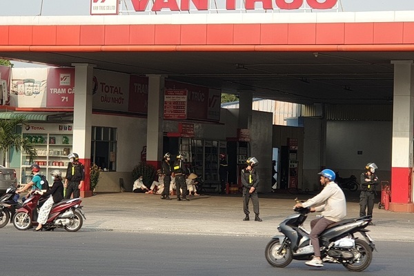 Hàng chục cảnh sát bồng súng khám xét cây xăng ở Bình Dương
