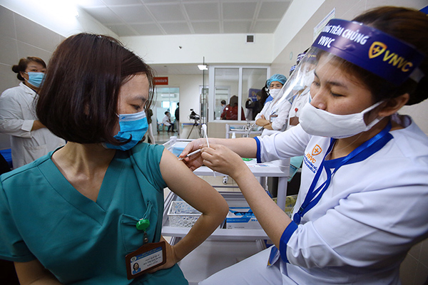 30 y bác sĩ đầu tiên của Hà Nội tiêm vắc xin Covid-19