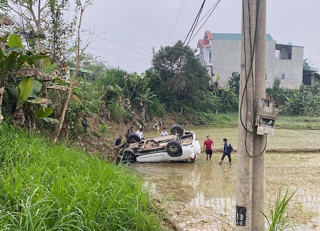 Xót xa hàng nghìn ô tô, xe máy nằm 'no mưa no nắng' giữa lòng Hà Nội