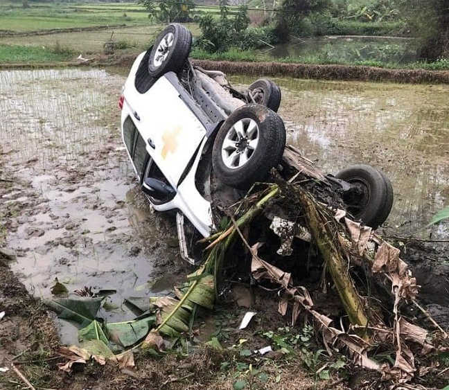 Đường trơn do dầu đổ ra đường, xe vào cua mất lái lao xuống ruộng, lật ngửa bụng ở Tuyên Quang