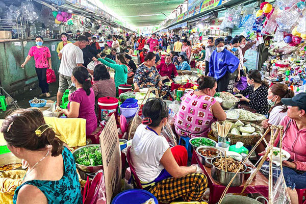 Con Market's food offerings attract visitors to Da Nang
