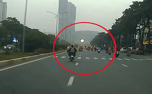 Lái xe nghi say rượu, điều khiển ô tô lạng lách, gây tai nạn rồi bỏ chạy