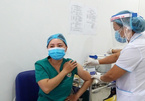 Nhân viên y tế tuyến đầu ở Gia Lai được tiêm vắc xin Covid-19