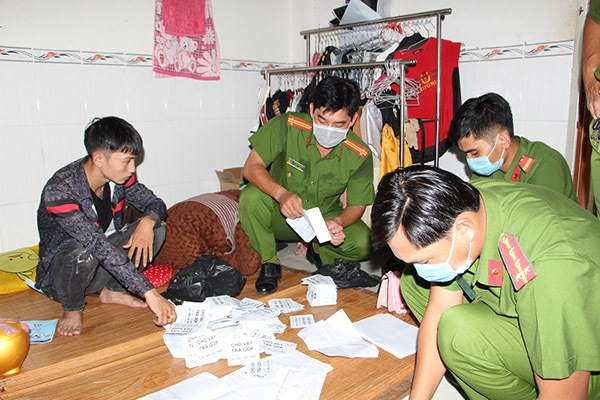 Bắt 9X cho vay nặng lãi ở An Giang, thu giữ hơn 6.000 tờ rơi