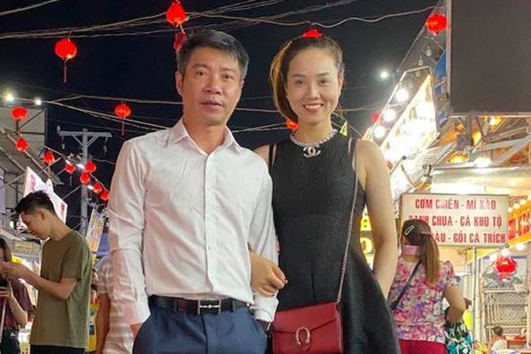 Công Lý dẫn vợ kém 15 tuổi khám phá chợ đêm
