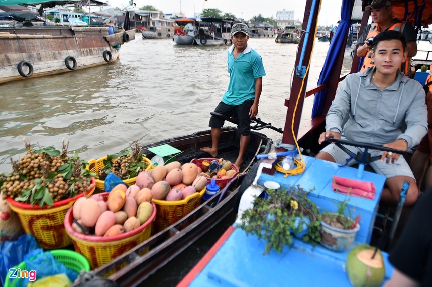Bán trái cây lưu động ở chợ nổi Cái Răng