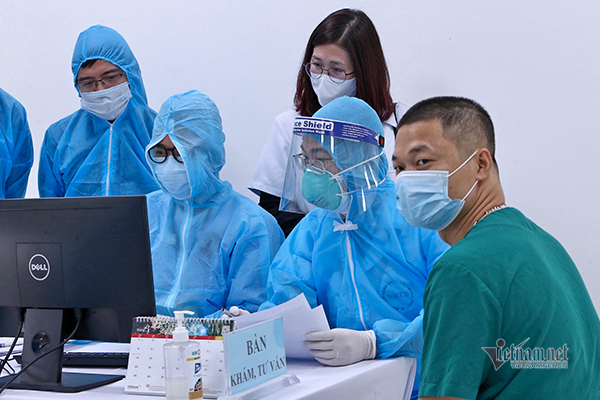 Năm người xuất hiện phản ứng phụ sau tiêm vắc xin Covid-19