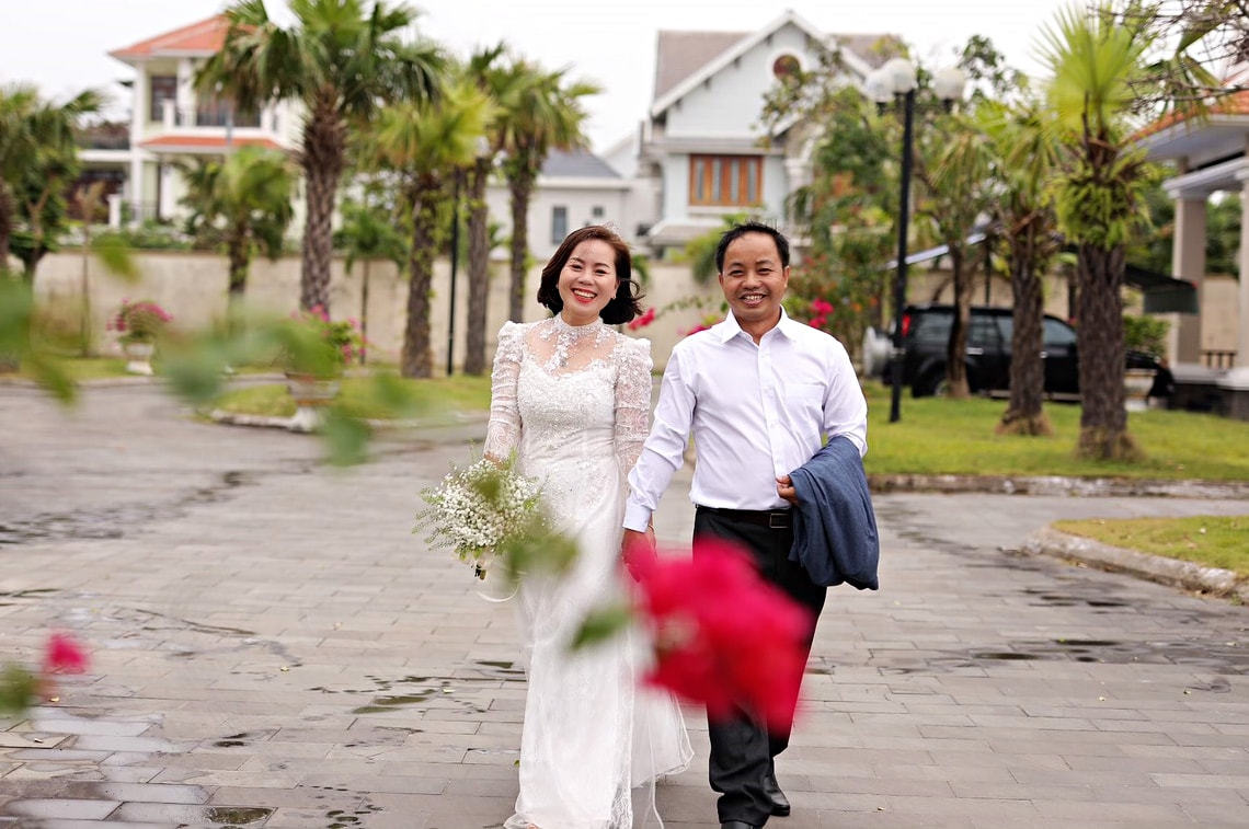 Giám đốc từng qua 'một lần đò' cưới vợ xinh sau 2 tháng hẹn hò