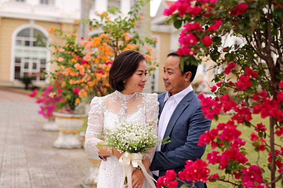 Giám đốc từng qua 'một lần đò' cưới vợ xinh sau 2 tháng hẹn hò